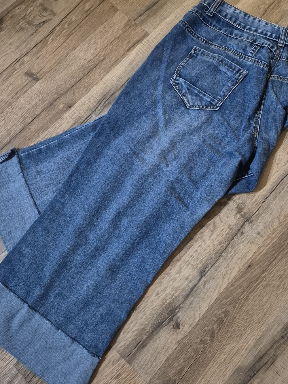 J FOR JUSTIFY-Classic Blue Denim Women's Crop Cuffed Jeans.